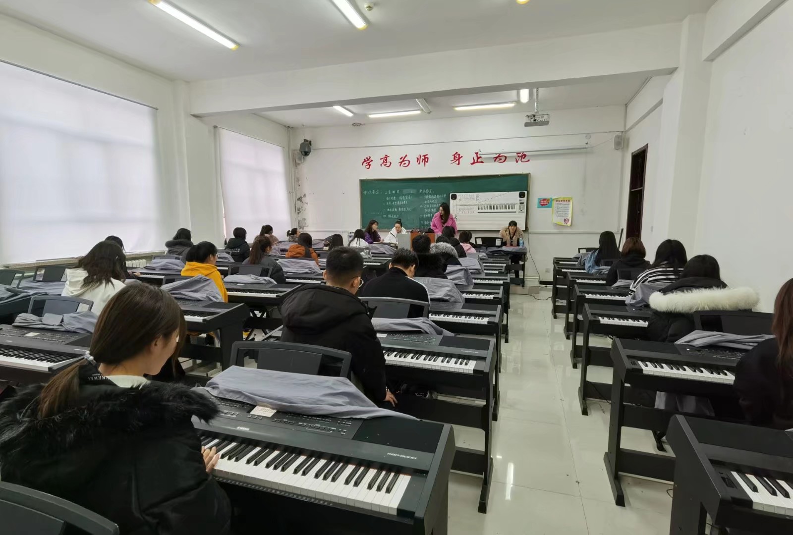 学前教育：电钢琴实训室(1)(1).jpg